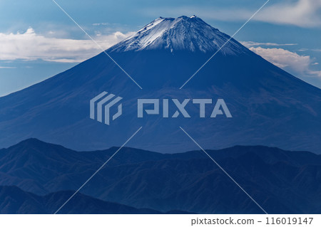 從奧內秩峰和竹武信岳的山頂上看到的富士山 116019147