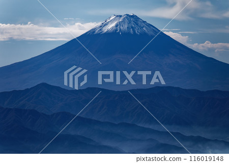 從奧內秩峰和竹武信岳的山頂上看到的富士山 116019148
