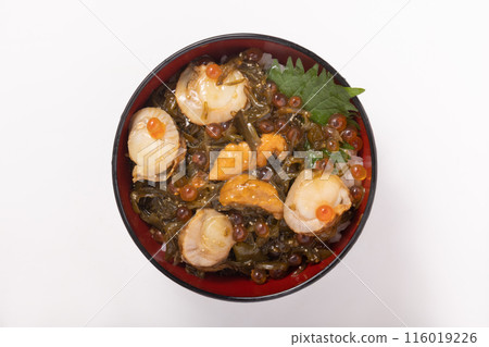 Pickled seafood rice bowl (sea urchin, salmon roe, mekabu roe, scallops) 116019226