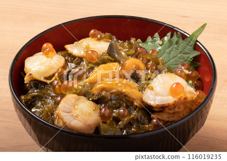 海鮮酸菜蓋飯（海膽、鮭魚子、蘿蔔子、扇貝） 116019235