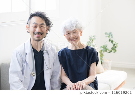 一位醫生和一位老年患者來家中看著鏡頭的照片 116019261