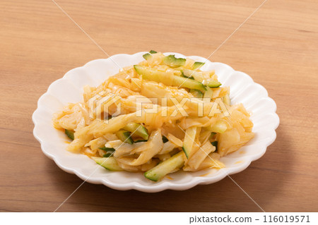 Steamed chicken and cucumber with bamboo shoots 116019571