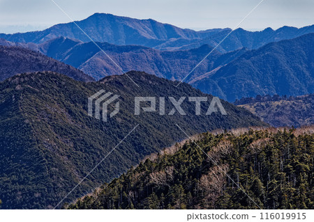 The main ridgeline of Okuchichibu and Mt. Kumotori seen from the summit of Mt. Kobushin The main ridgeline of Okuchichibu and Mt. Kumotori seen from the summit of Mt. Kobushin 116019915