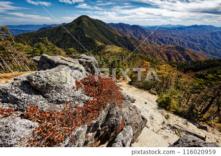 Autumn foliage along the Okuchichibu Trail on Mt. Kodzu and a view of Mt. Sasahara and Mt. Hafu Autumn foliage along the Okuchichibu Trail on Mt. Kodzu and a view of Mt. Sasahara and Mt. Hafu 116020959
