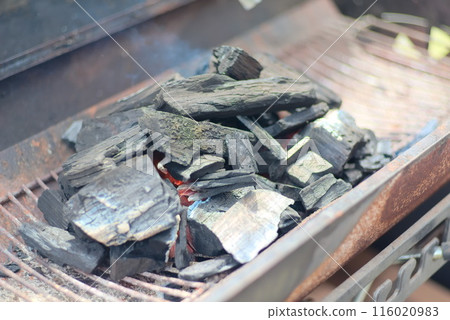 燒烤準備好了！木炭點燃 116020983