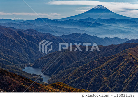 從奧秩父橫貫路線看到的富士山和廣瀨水壩湖 116021182