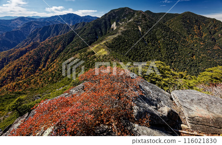 Autumn-colored Okuchichibu: View of the main ridge of the mountains from the climb up Hafusan Autumn-colored Okuchichibu: View of the main ridge of the mountains from the climb up Hafusan 116021830