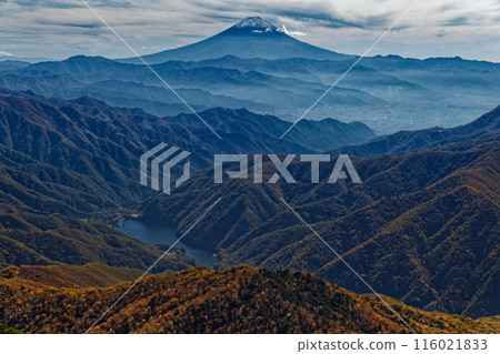 View of the autumn foliage of the mountain ranges and Mt. Fuji from Sasadaira in Okuchichibu 116021833