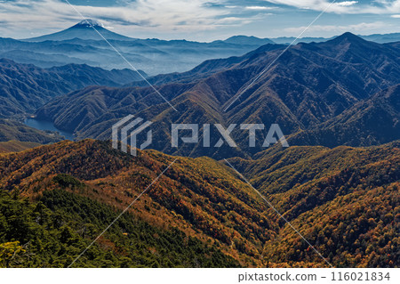 View of the autumn foliage of the mountain ranges and Mt. Fuji from Sasadaira in Okuchichibu 116021834