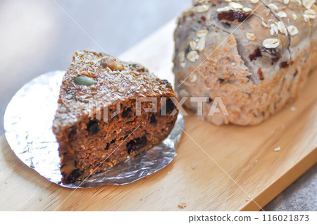 cake ,banana cake or whole grain cake and whole wheat bread or sourdough bread 116021873