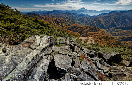 Autumn foliage of the mountains and Mt. Fuji from the summit of Mt. Hafu in Okuchichibu Autumn foliage of the mountains and Mt. Fuji from the summit of Mt. Hafu in Okuchichibu 116022082
