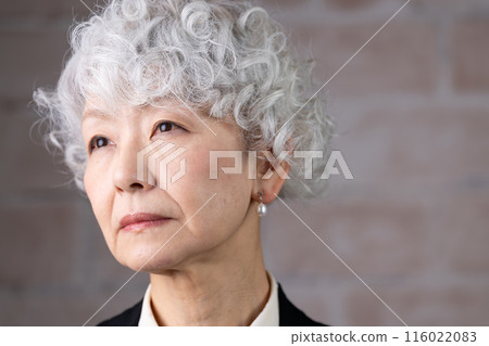 一位 60 多歲的女性正在豐富自己退休後的第二職業生涯,擔任高級導師。 一位 60 多歲的女性正在豐富自己退休後的第二職業生涯,擔任高級導師。 116022083