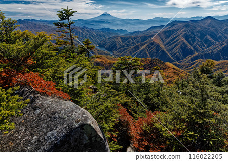 Autumn foliage of the mountains and Mt. Fuji from the summit of Mt. Hafu in Okuchichibu 116022205