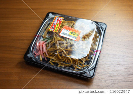 "Yakisoba" served in a plastic container with a discount sticker on it 116022947