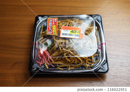 "Yakisoba" served in a plastic container with a discount sticker on it 116022951