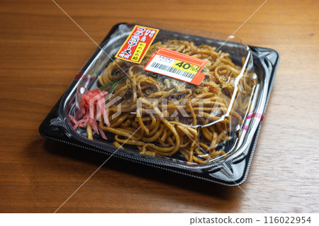 "Yakisoba" served in a plastic container with a discount sticker on it 116022954
