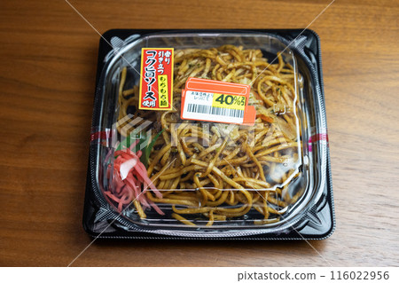 炒麵裝在帶有折扣標籤的塑膠容器中 炒麵裝在帶有折扣標籤的塑膠容器中 116022956