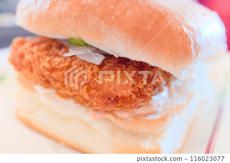 A hearty sandwich with shrimp cutlet sandwiched between fluffy bread 116023077