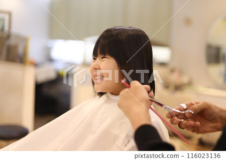 女孩在美容院剪頭髮 女孩在美容院剪頭髮 116023136