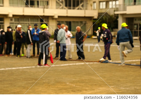 Tug of war image blur 116024356