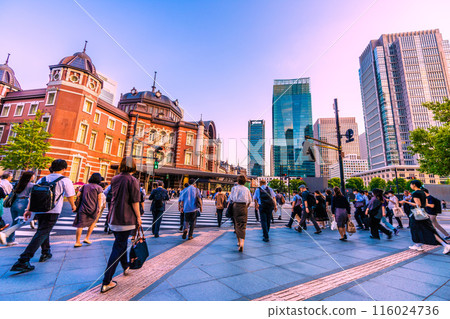 日本東京城市景觀東京站丸之內北口。下班後前往車站的人 = 6 月 14 日 116024736