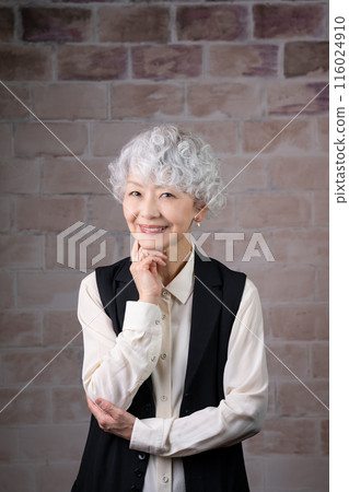一位 60 多歲的女性正在豐富自己退休後的第二職業生涯,擔任高級導師。 一位 60 多歲的女性正在豐富自己退休後的第二職業生涯,擔任高級導師。 116024910