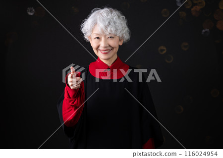 A woman in her 60s enriches her second career after retirement as a senior mentor 116024954