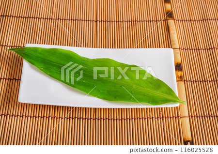 Leaves to garnish dishes Leaves to garnish dishes 116025528