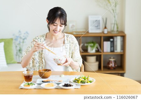年輕女子吃早餐 年輕女子吃早餐 116026067