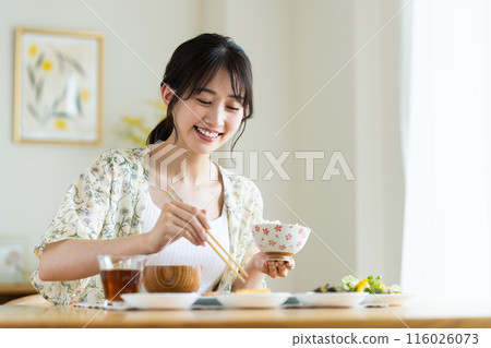 young woman eating breakfast young woman eating breakfast 116026073
