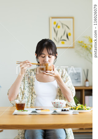 young woman eating breakfast young woman eating breakfast 116026079