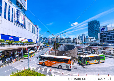 日本東京城市景觀新宿站西口重建。小田急百貨拆除工作正在進行中... = 2020年6月12日 日本東京城市景觀新宿站西口重建。小田急百貨拆除工作正在進行中... = 2020年6月12日 116026091