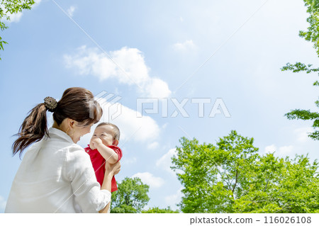 母親帶著小孩在公園玩 母親帶著小孩在公園玩 116026108