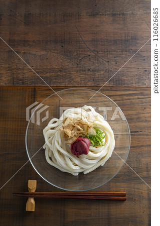 Chilled udon noodles with pickled plums 116026685