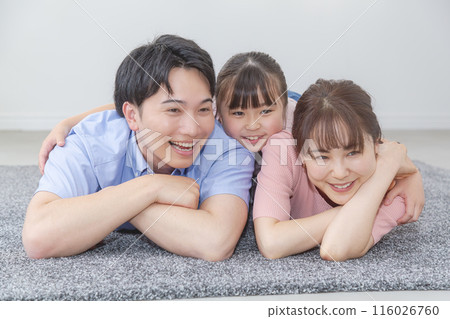 Parents and children lying down in the living room Parents and children lying down in the living room 116026760