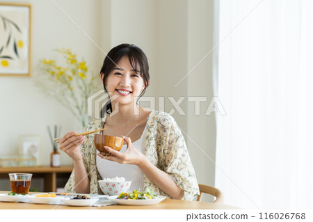 吃早餐的年輕女人 吃早餐的年輕女人 116026768