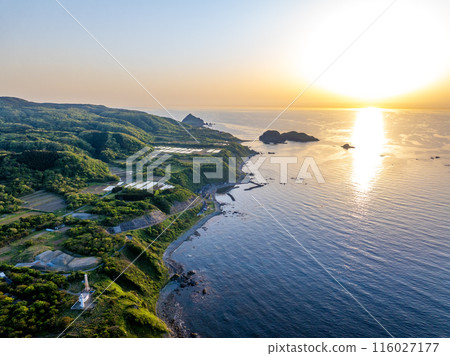 段崎燈塔、二龜、小野龜（新潟縣佐渡市※二龜、小野龜在後面） 116027177