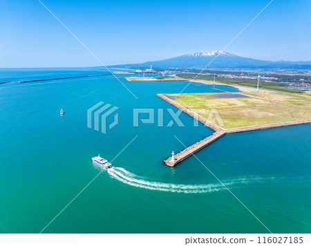 Mt. Chokai and the Tobishima Ferry (Sakata City, Yamagata Prefecture) 116027185