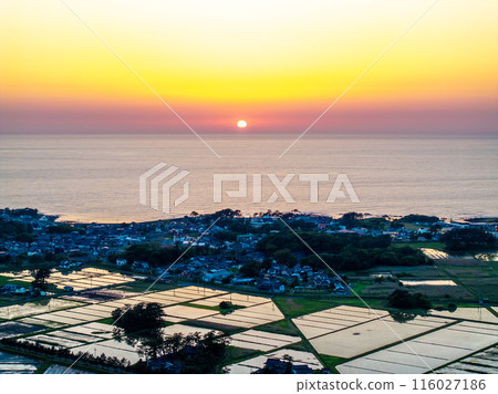 The Sea of Japan and Kujukushima Islands at sunset (Nikaho City, Akita Prefecture) The Sea of Japan and Kujukushima Islands at sunset (Nikaho City, Akita Prefecture) 116027186