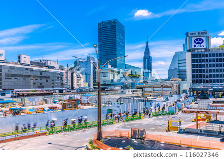 日本東京城市景觀新宿站西口重建。小田急百貨拆除工作正在進行中... = 2020年6月12日 116027346