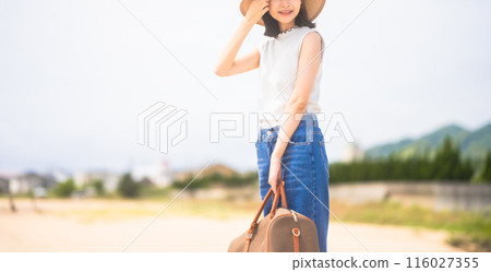 提著包包的女人 116027355