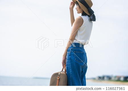 提著包包的女人 116027361