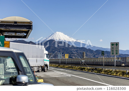 從東名高速公路 Yui PA 可以看到白雪皚皚的富士山 從東名高速公路 Yui PA 可以看到白雪皚皚的富士山 116028300