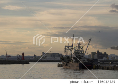 Kushiro Port at dusk with fishing boats anchored 116032185