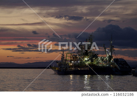 Kushiro Port at dusk with fishing boats anchored 116032186