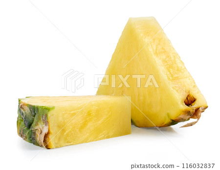 fresh juicy pineapple pieces 116032837
