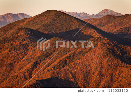 從奧道部風呂山看日出時的黑金山與白峰三山 116033130