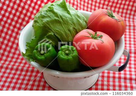 Fresh tomatoes, peppers and lettuce 116034360