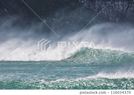 Stormy Waves Breaking 116034370