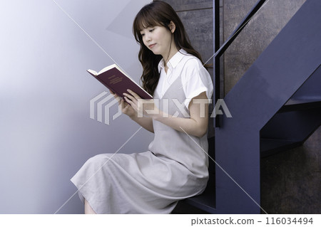 年輕女子在樓梯上看書 116034494